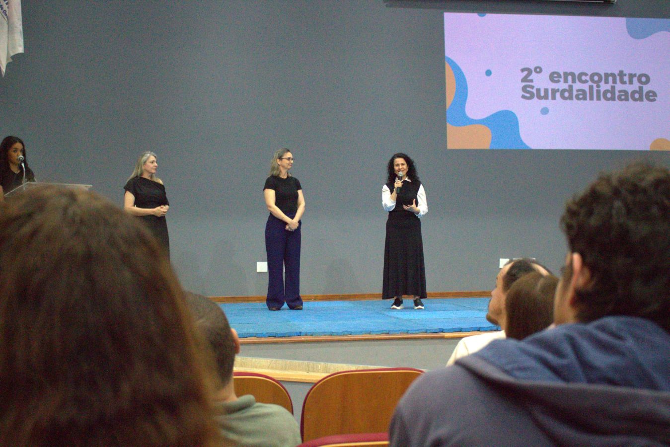 Auditório da Unioeste campus de Toledo lotado durante o 2º Encontro Surdalidade 360° reunindo comunidade acadêmica e surda