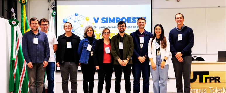 Pesquisadores e estudantes reunidos no auditório do Campus Toledo da UTFPR durante apresentação científica